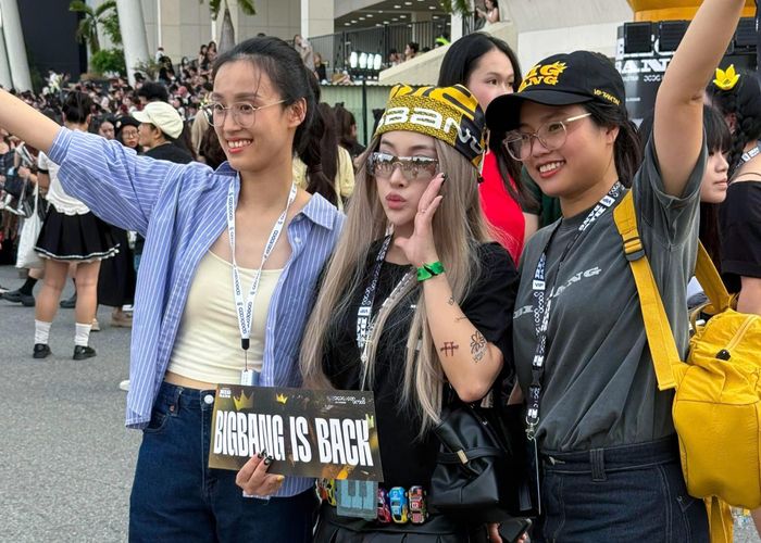Đêm diễn của BIGBANG thu hút lượng lớn khách trong nước và quốc tế đến Hà Nội. Ảnh: LAN ĐINH