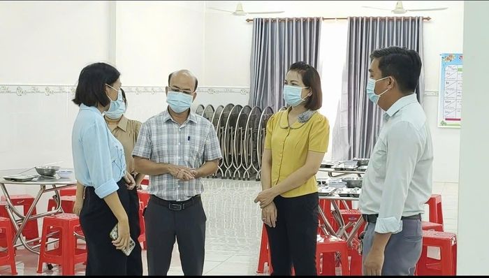  Đoàn ghi nhận Trường Tiểu học Long Hương thực hiện nghiêm túc công tác bảo đảm ATTP trong tổ chức bữa ăn bán trú. 