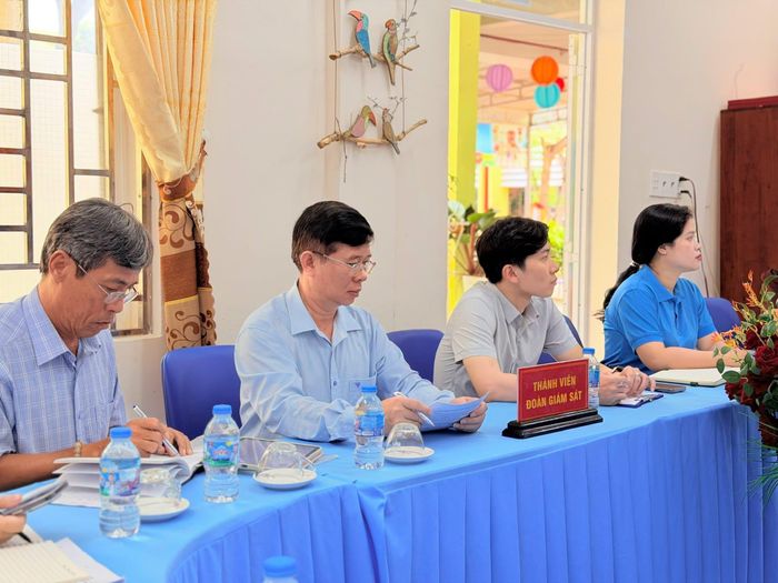 Đoàn giám sát làm việc tại Trường Mầm non Hoa Sen. 