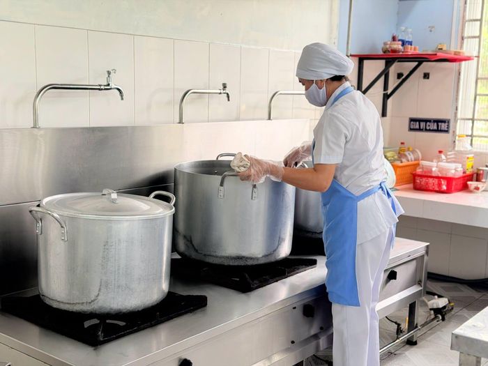  Các trường trên địa bàn chú trọng bảo đảm ATTP cho bữa ăn bán trú của học sinh. 