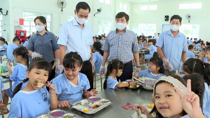  Lãnh đạo xã Long Hải kiểm tra đột xuất công tác tổ chức ăn bán trú tại Tiểu học Chu Văn An. 