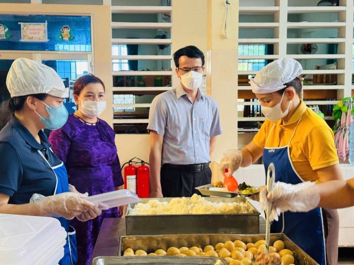  Phường Tam Thắng kiểm tra công tác chuẩn bị bữa ăn bán trú của các trường trên địa bàn. 