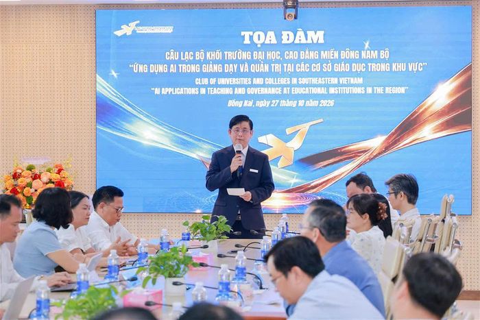 PGS TS Lâm Thành Hiển - Hiệu trưởng LHU, Phó Chủ nhiệm Câu lạc bộ đại diện đơn vị đăng cai phát biểu chào mừng tại tọa đàm