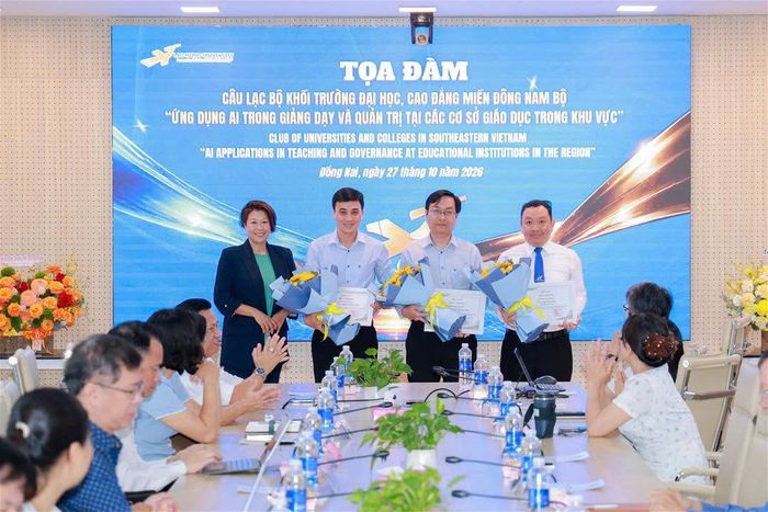 Các báo cáo viên nhận hoa và thư cám ơn từ TS Đỗ Thị Lan Đài - Chủ tịch Hội đồng LHU