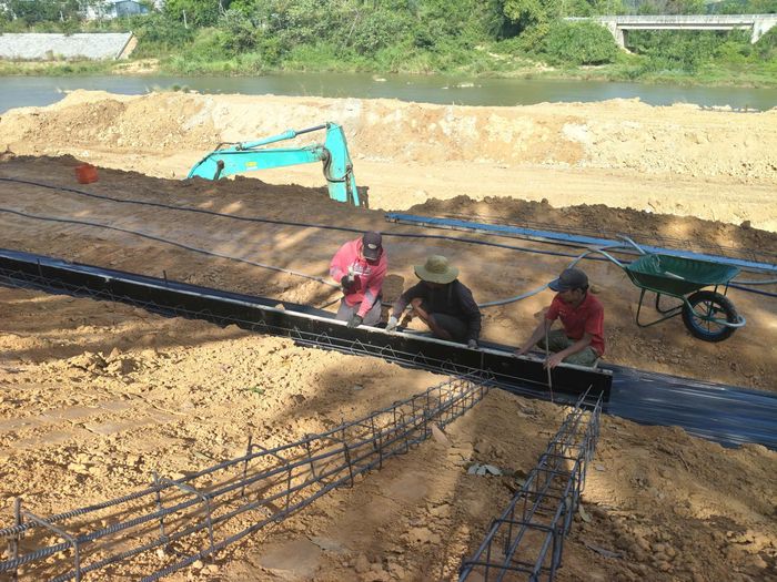  Công nhân thi công kè chống sạt lở sông Đăk Snghé 