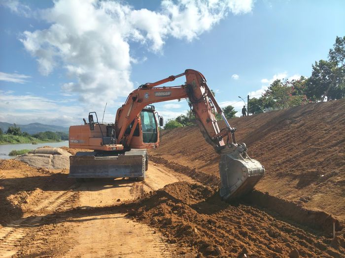  Nhà thầu huy động thiết bị thi công công trình kè chống sạt lở 