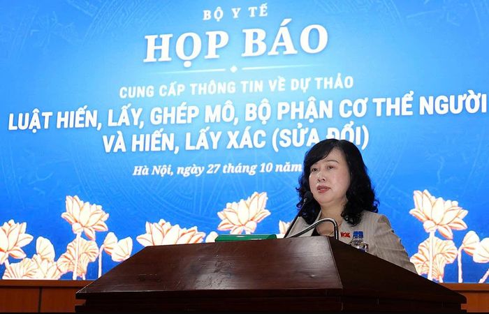 Bộ trưởng Bộ Y tế Đào Hồng Lan phát biểu tại họp báo. Ảnh: TRẦN MINH