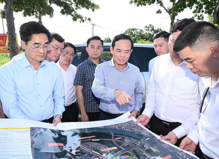 Bí thư Thành ủy TPHCM Trần Lưu Quang cùng đoàn kiểm tra, chiều 27-10-2026. Ảnh: VIỆT DŨNG