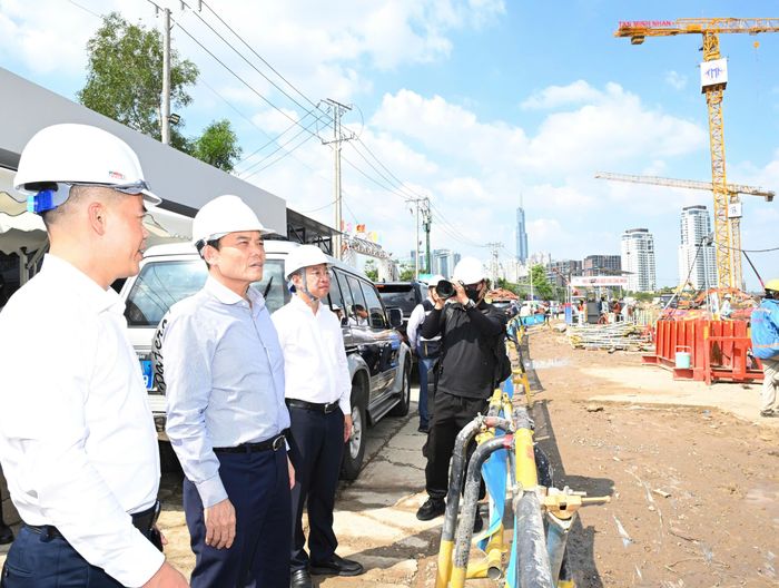 Bí thư Thành ủy TPHCM Trần Lưu Quang kiểm tra tiến độ Dự án Quảng trường Trung tâm thành phố và Trung tâm Hành chính của TPHCM, chiều 27-10-2026. Ảnh: VIỆT DŨNG