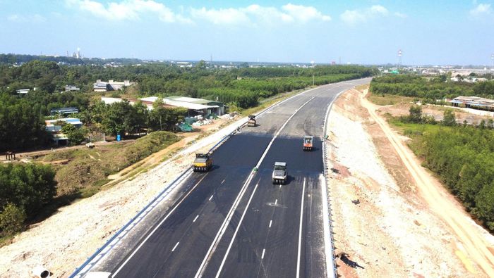 Thi công dự án thành phần 1 đường cao tốc Biên Hòa - Vũng Tàu đoạn qua TP Đồng Nai vào tháng 1-2026. Ảnh PHÚ NGÂN