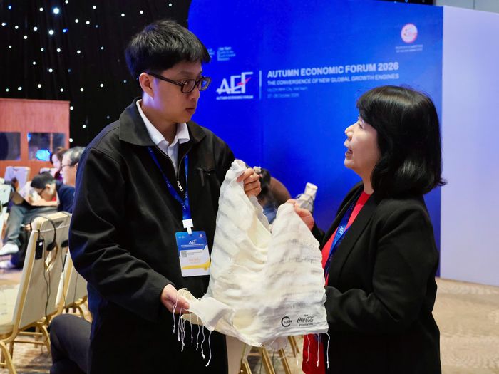 Bà Bùi Đặng Duyên Mai giới thiệu các sản phẩm khăn được làm từ sợi tơ của cây sen ở ĐBSCL. Ảnh: HÙNG TRIỀU 