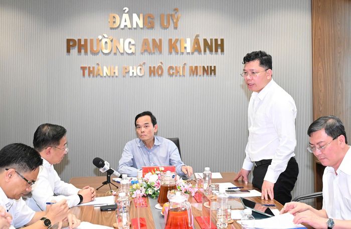  Phó Chủ tịch UBND TPHCM Hoàng Nguyên Dinh phát biểu tại buổi làm việc với phường An Khánh, chiều 27-10. Ảnh: VIỆT DŨNG 