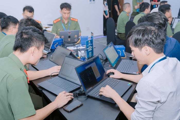 Các đội thực hành diễn tập. Ảnh: T.U