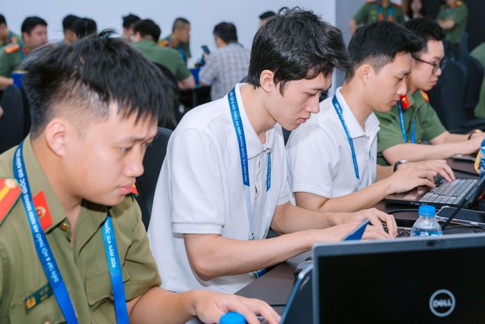 Các đội thi thực hành diễn tập. Ảnh: T.U