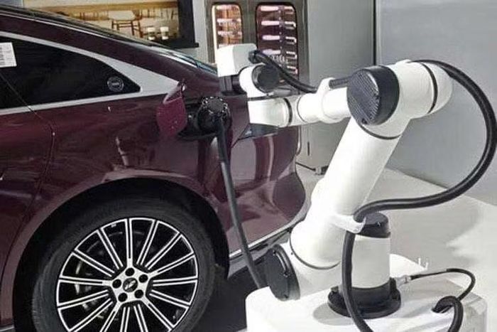 Trước khi Chery nhập cuộc với Volt-dragon, cuộc đua trạm sạc cấp độ Megawatt tại Trung Quốc đã vô cùng khốc liệt. Tiên phong là BYD với nền tảng Super e-Platform (1.000V) ra mắt đầu năm 2025.