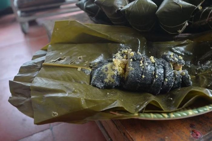 Bánh chưng đen là đặc sản truyền thống của đồng bào dân tộc Tày ở Bắc Hà, Lào Cai. Không giống bánh chưng xanh quen thuộc, món bánh này nổi bật với lớp gạo nếp màu đen, hình thức mộc mạc nhưng mang nét riêng của ẩm thực vùng cao. Ảnh: Phạm Khánh Huy
