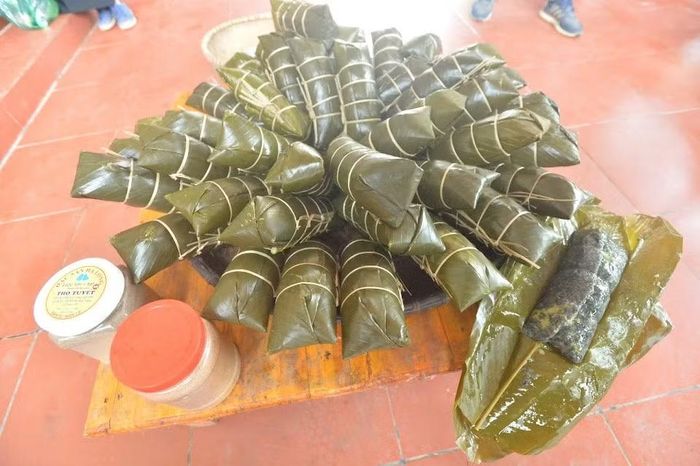 Bánh chưng đen được làm từ những nguyên liệu quen thuộc như gạo nếp, thịt lợn ba chỉ, đậu xanh, muối, tiêu và thảo quả. Mỗi thành phần đảm nhận một vai trò riêng, từ tạo độ dẻo, vị bùi đến độ béo ngậy và hương thơm. Sự kết hợp hài hòa giữa nguyên liệu giản dị cùng cách chế biến truyền thống đã làm nên sức hấp dẫn riêng của món đặc sản Bắc Hà. Ảnh: Phạm Khánh Huy