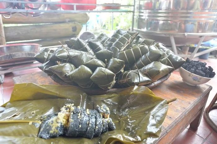 Điểm đặc biệt nhất của bánh chưng đen nằm ở màu sắc được tạo nên từ than cây núc nác. Thân cây sau khi phơi khô được đốt thành than, sau đó nghiền nhỏ, sàng kỹ để thu được phần bột mịn. Bột than được trộn với gạo nếp, tạo nên màu đen đặc trưng. Chính công đoạn này khiến bánh chưng đen trở nên khác biệt so với nhiều loại bánh truyền thống khác. Ảnh: Phạm Khánh Huy