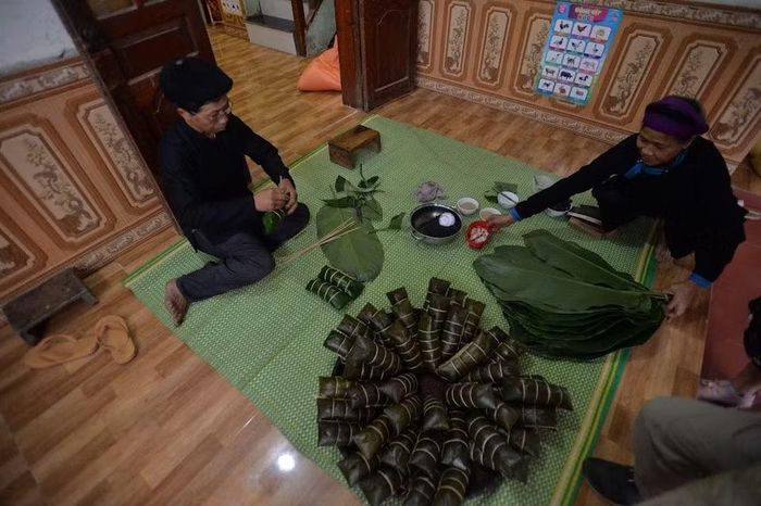 Với màu sắc lạ mắt, cách chế biến công phu và hương vị đậm đà, bánh chưng đen là món ăn đáng để khám phá khi đặt chân đến Bắc Hà, Lào Cai. Ảnh: Phạm Khánh Huy