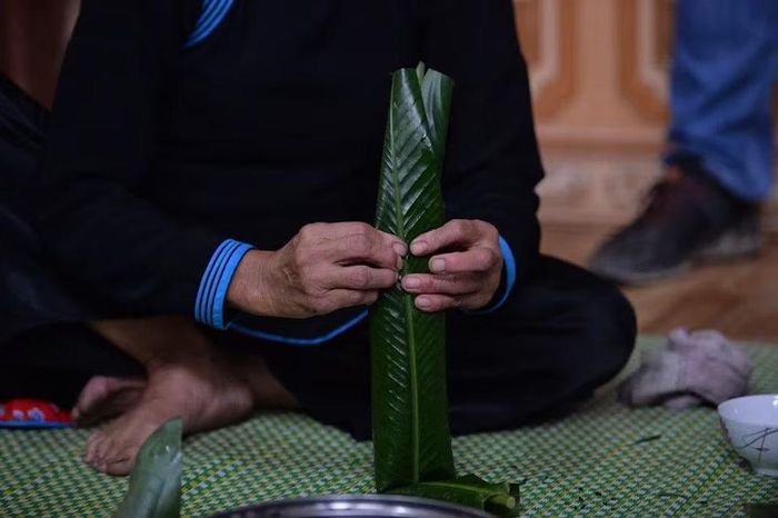 Bánh có thể thưởng thức khi còn nóng hoặc để nguội, tùy sở thích. Khi ăn, thực khách có thể dùng kèm nước mắm hoặc tương ớt để tăng thêm hương vị. Ảnh: Phạm Khánh Huy