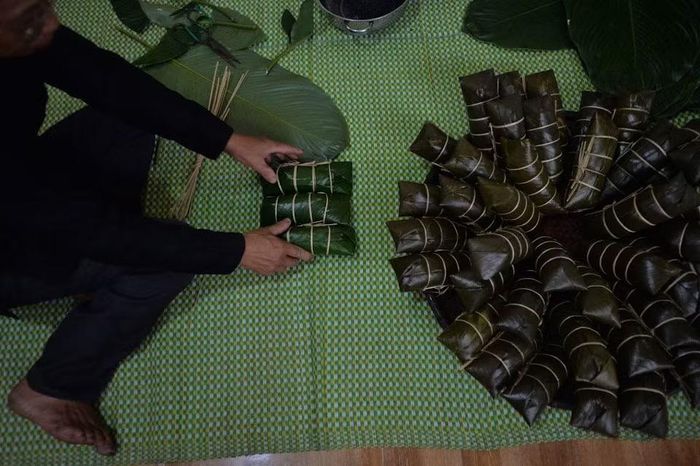 Trước đây, bánh chưng đen thường gắn với những dịp lễ, Tết và sinh hoạt truyền thống của đồng bào Tày. Ngày nay, món bánh đã dần phổ biến hơn, trở thành một trong những đặc sản được du khách quan tâm khi đến Bắc Hà. Ảnh: Phạm Khánh Huy
