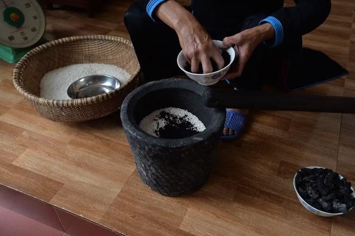 Để làm bánh ngon, gạo nếp thường được ngâm khoảng 6 tiếng, sau đó vớt ra để ráo nước trước khi trộn với bột than núc nác. Người làm bánh phải đảo đều để hạt gạo lên màu đồng nhất. Lá dong được rửa sạch, lau khô rồi dùng để gói bánh cùng gạo nếp, thịt lợn và đậu xanh. Tùy phong tục và cách làm của từng gia đình, bánh có thể được tạo hình trụ dài hoặc hình lưng gù. Ảnh: Phạm Khánh Huy