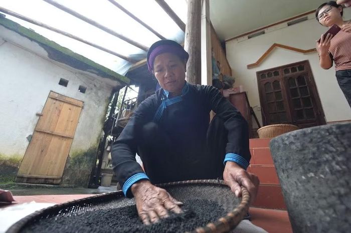 Một nguyên liệu không thể thiếu trong nhiều cách làm bánh chưng đen của người Tày ở Bắc Hà là thảo quả. Thảo quả được nướng cho dậy mùi, bóc vỏ, đập dập rồi trộn với gạo nếp hoặc phần nhân theo lượng vừa đủ. Hương thơm ấm nồng của loại gia vị đặc trưng vùng núi giúp chiếc bánh có mùi vị riêng, không dễ nhầm lẫn với bánh chưng ở những vùng miền khác. Ảnh: Phạm Khánh Huy