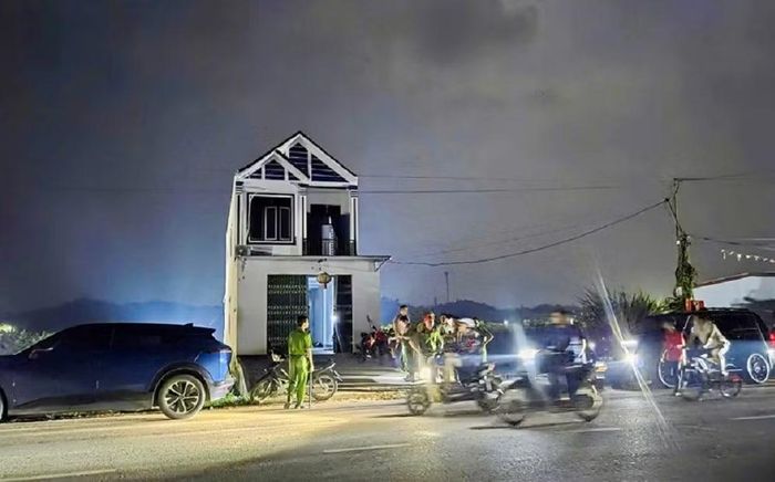 Khống chế thành công 2 người đàn ông cố thủ trên mái nhà ở Thanh Hóa.