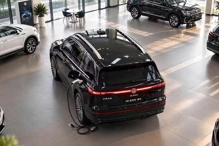 Về thiết kế, ID. Era 9X mang phong cách khá khác biệt so với những mẫu Volkswagen chạy xăng hiện nay. Phần đầu xe được làm kín, kết hợp dải đèn LED kéo dài theo chiều ngang, trong khi thân xe sử dụng những đường nét đơn giản, tay nắm cửa dạng ẩn và bộ mâm đa chấu kích thước lớn.