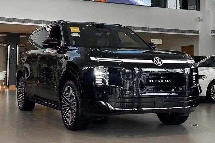 Trước đó, Volkswagen Việt Nam đã xác nhận kế hoạch phân phối ID. Era 9X và bắt đầu nhận đặt cọc từ tháng 8/2026. Xe được nhập khẩu nguyên chiếc từ Trung Quốc, nơi mẫu SUV này do liên doanh SAIC-Volkswagen phát triển và sản xuất. Giá bán được hãng công bố ở mức dự kiến dưới 3 tỷ đồng, trong khi một số đại lý đưa ra con số tạm tính khoảng 2,999 tỷ đồng.