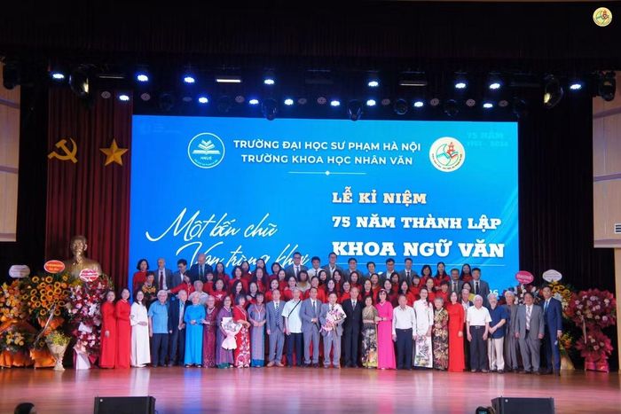 Các thế hệ nhà giáo của Khoa Ngữ văn, Trường ĐH Sư phạm Hà Nội tại Lễ Kỷ niệm 75 năm thành lập Khoa.