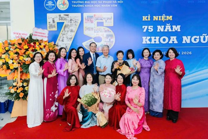 Cựu sinh viên K47, lớp G về thăm Khoa, tri ân Thầy Cô dịp Kỷ niệm 75 năm ngày thành lập Khoa - một trong những cái nôi nhân văn và học thuật - "một bến chữ, vạn trùng khơi".