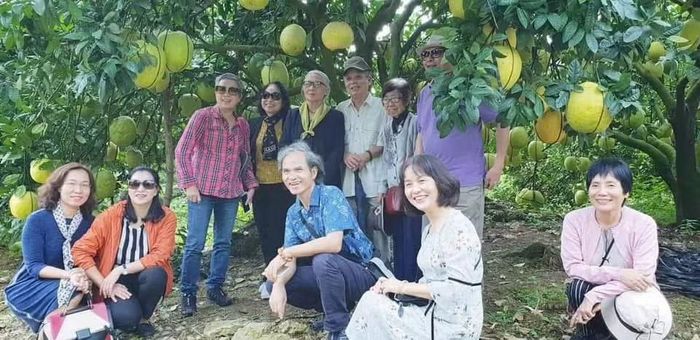 Cố TS Chu Văn Sơn (thứ 3 bìa phải hàng đầu) cùng các nhà giáo của Khoa Ngữ văn, Trường ĐH Sư phạm Hà Nội.
