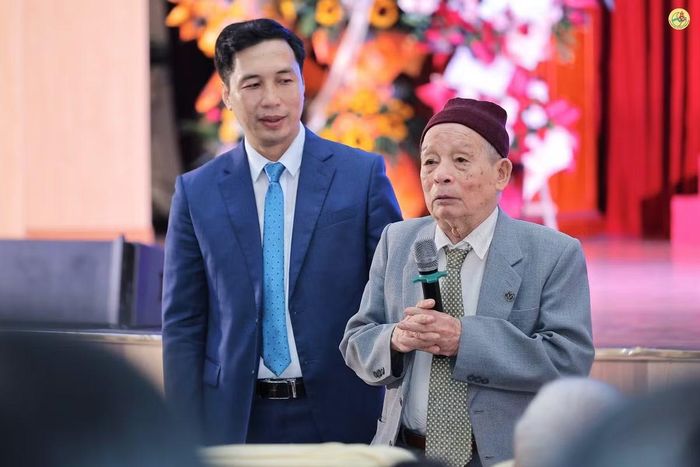 GS.NGND Nguyễn Đình Chú và PGS.TS Nguyễn Việt Hùng, Giảng viên cao cấp Trường ĐH Sư phạm Hà Nội tại Lễ Kỷ niệm.