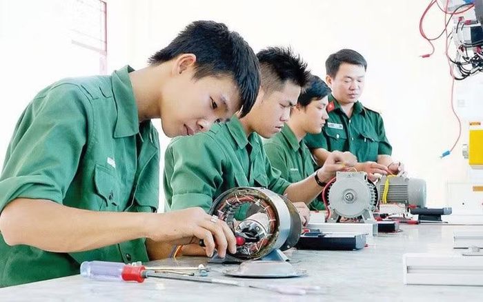 Thanh niên cần được đào tạo kỹ năng để có nhiều cơ hội tìm kiếm việc làm hơn. Ảnh: Chính phủ.