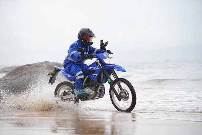 Yamaha WR155R trang bị động cơ 155,1 cc tích hợp VVA, hộp số 6 cấp đáp ứng công suất tối đa trên những cung đường dài.