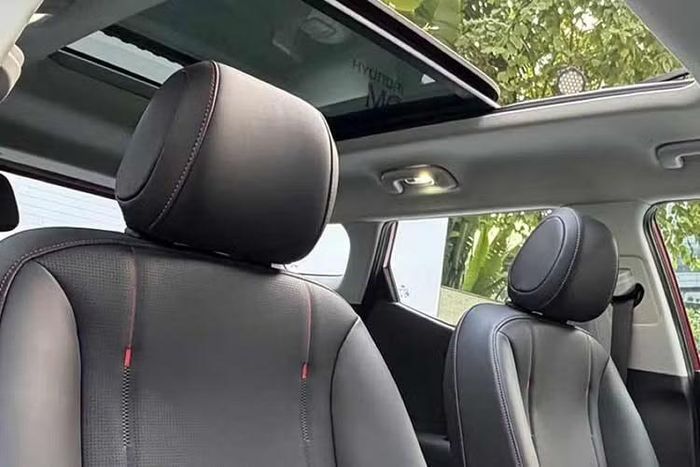 Về an toàn, xe sử dụng nền tảng Global K Enhanced với 69% thép cường độ cao. Các phiên bản cao cấp được trang bị gói Hyundai SmartSense ADAS cấp độ 2 với 23 tính năng, trong đó có hỗ trợ lái xe trên cao tốc và kiểm soát hành trình thông minh dựa trên dữ liệu dẫn đường. Xe cũng có 6 túi khí, cân bằng điện tử ESC và hệ thống cảnh báo áp suất lốp TPMS.