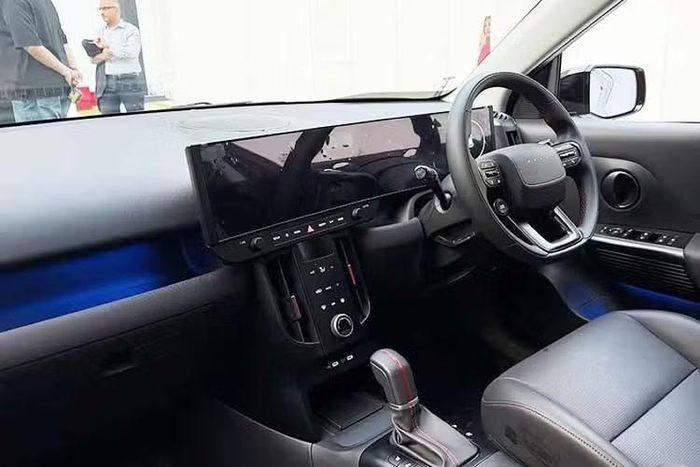 Xe còn có hơn 70 tính năng kết nối Bluelink, hỗ trợ hơn 500 câu lệnh bằng giọng nói với 10 ngôn ngữ Ấn Độ và 2 ngôn ngữ quốc tế, cùng Apple CarPlay và Android Auto không dây. Tùy phiên bản, BAYON có ghế trước thông gió, ghế lái chỉnh điện 8 hướng, cửa sổ trời toàn cảnh, điều hòa tự động, sạc điện thoại không dây và hệ thống âm thanh Bose.