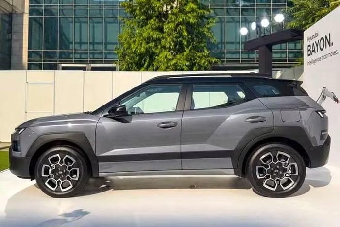 Viề thiết kế, Hyundai Bayon 2026 mới sở hữu kích thước tổng thể lần lượt là 4.245 x 1.810 x 1.605 mm, chiều dài cơ sở đạt 2.600 mm cùng khoảng sáng gầm 205 mm. Với kích thước này, xe được định vị nằm giữa Venue và Creta.
