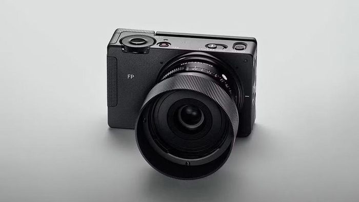 Ngoại hình cực kỳ gọn nhẹ của Sigma FP2 mặc dù sở hữu cảm biến Full-Frame.