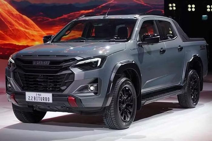 Tuy nhiên, không phải toàn bộ các phiên bản của hai dòng xe Isuzu đều được trang bị động cơ mới này. Đúng như tên gọi, động cơ 2.2 Ddi MaxForce Biturbo sử dụng hệ thống tăng áp kép, khác biệt so với máy dầu RZ4F-TC đã được giới thiệu trước đó. Động cơ RZ4F-TC vốn có cùng dung tích xi-lanh nhưng chỉ sử dụng một bộ tăng áp.