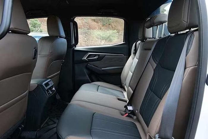 Động cơ 2.2 Ddi MaxForce Biturbo mới có thể kết hợp với hộp số tự động 8 cấp sử dụng bộ biến mô thủy lực hoặc hộp số sàn 6 cấp. Isuzu cũng đưa ra những so sánh giữa động cơ mới và máy dầu 3.0L đã được sử dụng trong thời gian dài.