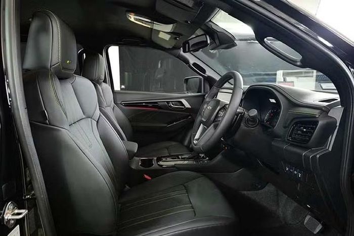Đối với dòng bán tải Isuzu D-Max, danh mục động cơ đa dạng hơn các đối thủ khi vẫn duy trì cả ba tùy chọn, gồm máy dầu 4JJ3-TCX 3.0L; máy dầu RZ4F-TC tăng áp đơn, dung tích 2.2L; và máy dầu RZ4F-TCX tăng áp kép, dung tích 2.2L mới. Tuy nhiên, số lượng phiên bản sử dụng động cơ diesel 3.0L của Isuzu D-Max hiện khá hạn chế. Phần lớn xe được trang bị động cơ diesel 2.2L.