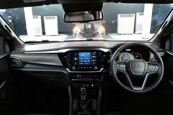 Với sự xuất hiện của động cơ mới, dòng SUV Isuzu MU-X tại Thái Lan không còn phiên bản sử dụng động cơ diesel 3,0 lít 4JJ3-TCX. Thay vào đó, khách hàng chỉ có thể lựa chọn giữa hai động cơ 2,2 lít gồm RZ4F-TCX tăng áp kép và RZ4F-TC tăng áp đơn.