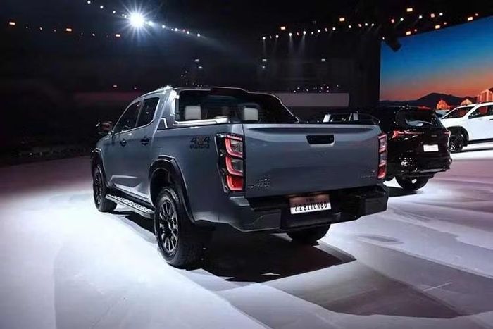 Theo công bố của hãng, động cơ 2.2 Ddi MaxForce Biturbo trên Isuzu D-Max và MU-X 2027 mang lại khả năng tăng tốc khi vượt xe từ 80-100 km/h tốt hơn 12%, khả năng tăng tốc từ 0-100 km/h nhanh hơn 5% và hiệu suất tiết kiệm nhiên liệu cải thiện 8%.