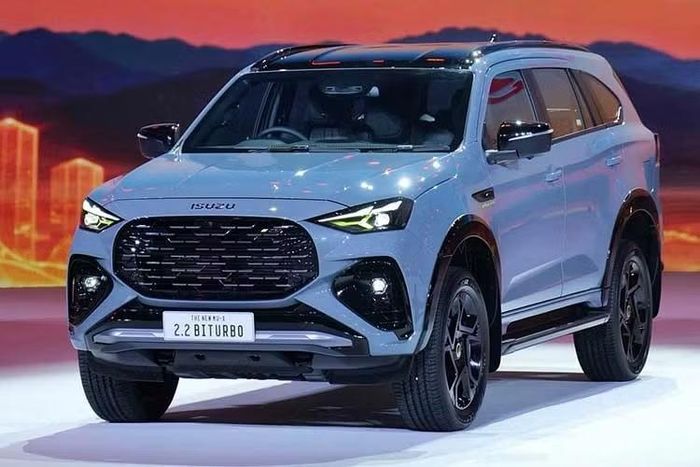 Ở dòng V-Cross chuyên địa hình, xe có các tùy chọn cấu hình 2 cửa và 4 cửa với mức giá niêm yết dao động từ 940.000 đến 1.312.000 baht (tương đương 720,2 triệu - 1,005 tỷ đồng). Điểm nhấn lớn nhất là việc thay thế động cơ 3.0 lít cũ ở một số phiên bản bằng động cơ diesel 2.2 lít Bi-Turbo hoàn toàn mới.