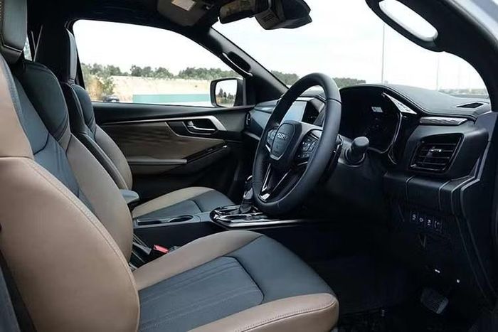 Động cơ sử dụng 2 bộ tăng áp, gồm một bộ tăng áp áp suất thấp có cánh biến thiên (VGS) và một bộ tăng áp áp suất cao. Nhờ đó, động cơ đạt công suất tối đa 201 mã lực tại tua máy 3.600 vòng/phút và mô-men xoắn cực đại 500 Nm tại dải vòng tua từ 1.600-2.600 vòng/phút.