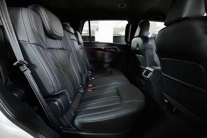 Hệ thống an toàn trên mẫu xe bán tải Isuzu D-Max MY2027 cũng sẽ được nâng cấp toàn diện với 6 túi khí, các hệ thống phanh tiêu chuẩn ABS, EBD, BA, hệ thống cân bằng điện tử ESC, kiểm soát lực kéo TCS, hỗ trợ khởi hành ngang dốc HSA và xuống dốc HDC.