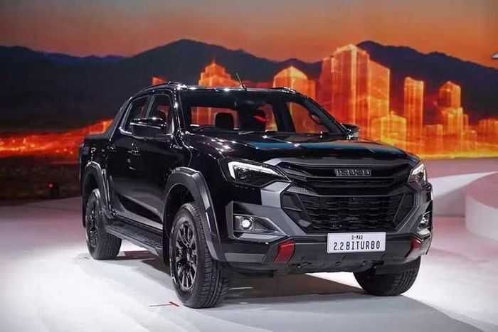 Để có cái nhìn rõ hơn về sự khác biệt, động cơ diesel 3.0L hiện tại có công suất tối đa 188 mã lực và mô-men xoắn cực đại 450 Nm. Trong khi đó, động cơ RZ4F-TC tăng áp đơn, dung tích 2.2L chỉ sản sinh công suất tối đa 161 mã lực và mô-men xoắn cực đại 400 Nm.