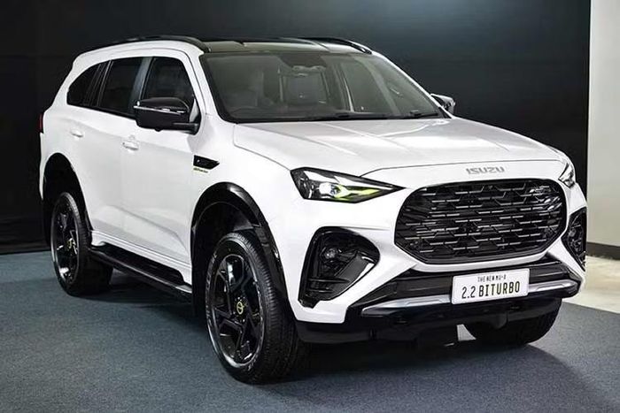Đáng chú ý, động cơ RZ4F-TCX của Isuzu có thông số công suất và mô-men xoắn tương đương máy dầu 1GD-FTV tăng áp đơn, dung tích 2.8L của Toyota hiện được trang bị trên mẫu xe bán tải Hilux dù sở hữu dung tích xi-lanh nhỏ hơn. Những con số tương ứng của động cơ diesel tăng áp kép, dung tích 2.0L vốn được sử dụng trên các phiên bản cao cấp của Ford Ranger là 207 mã lực và 500 Nm.